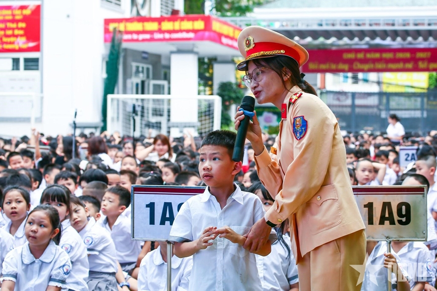 Trang bị kiến thức an toàn giao thông, kỹ năng phòng, chống đuối nước cho học sinh
